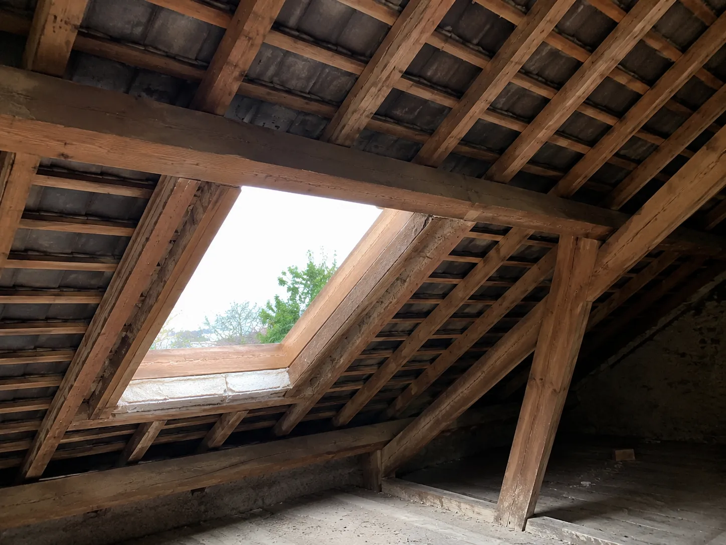Pose de fenêtre de toit avant travaux à Thônex