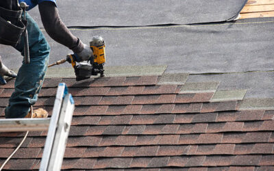 Quelles précautions un couvreur à Genève prend-il pour travailler sur une toiture située à proximité immédiate d’arbres de grande hauteur ?